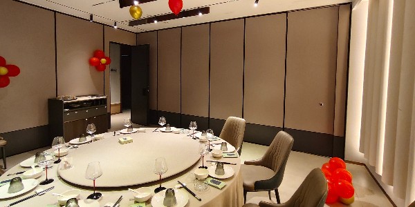 酒店<i style='color:red'>活动屏风隔断</i>的用处，空间的魔术师为您打造多变空间