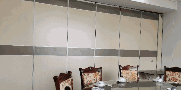<i style='color:red'>包间隔断活动吊门</i>在饭店的妙用